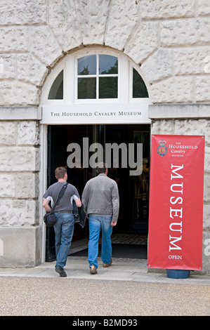Le persone che si recano in casa museo di cavalleria Whitehall London Foto Stock