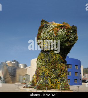 Scultura di cucciolo di cane da Jeff Koons di fronte al Museo Guggenheim Bilbao Spagna Foto Stock
