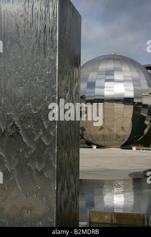 Città di Bristol, Inghilterra. Il William Pye acqua Aquarena scultura in Bristol's Millennium Square a Harbourside. Foto Stock