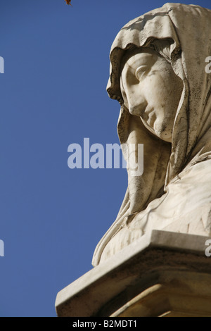 Statua busto di donna con testa sciarpa velo roma italia Foto Stock
