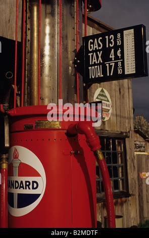 Storica stazione di gas in prossimità della vecchia pompa a gas con gas a buon mercato segni prezzo visualizzato al tramonto Galvin nello Stato di Washington STATI UNITI D'AMERICA Foto Stock
