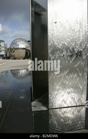 Città di Bristol, Inghilterra. Il William Pye acqua Aquarena scultura in Bristol's Millennium Square a Harbourside. Foto Stock