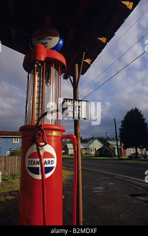 Storica stazione di gas in prossimità della vecchia pompa a gas con gas a buon mercato segni prezzo visualizzato al tramonto Galvin nello Stato di Washington STATI UNITI D'AMERICA Foto Stock