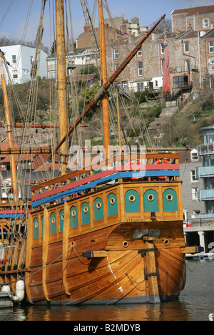 Città di Bristol, Inghilterra. Vista ravvicinata della John Cabot nave Replica di Matthew su Bristol's Floating Harbour. Foto Stock