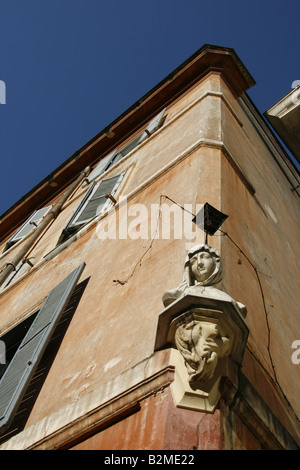 Statua busto di donna con testa sciarpa velo roma italia Foto Stock