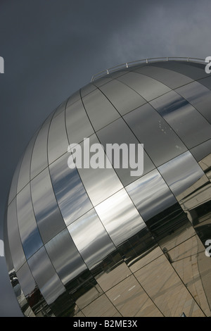 Città di Bristol, Inghilterra. Angolo di visualizzazione del in acciaio inox sfera Planetarium in Bristol's Millennium Square a Harbourside. Foto Stock