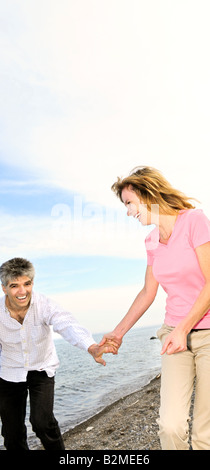 Coppia coppia romantica a camminare su una spiaggia Foto Stock