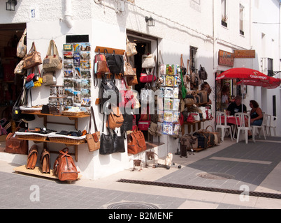 Costa Blanca Spagna Guadaleste o El Castell de Guadalest negozi turistici Foto Stock