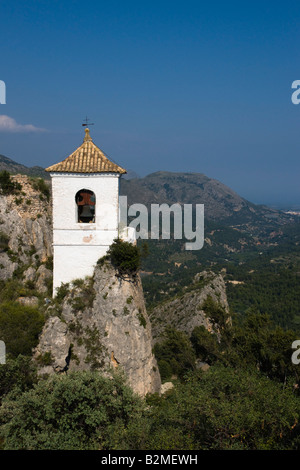 Costa Blanca Spagna Guadaleste o El Castell de Guadalest - La torre campanaria Foto Stock