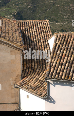 Costa Blanca Spagna Guadaleste o El Castell de Guadalest - pantiled tetti Foto Stock