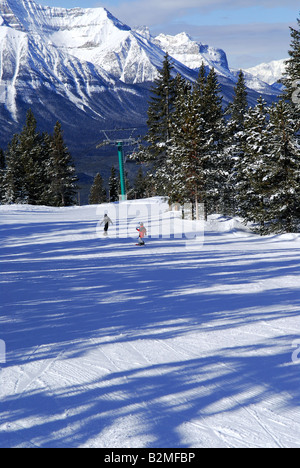 Sci di discesa in Canada Montagne Rocciose con vista panoramica Foto Stock