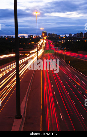 Il traffico di notte su una città trafficata autostrada a Toronto Foto Stock