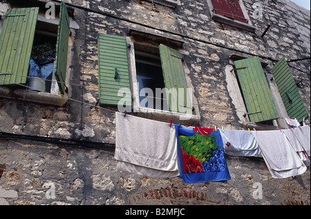 Biancheria fresca sulla via della città di Rovigno Istria Croazia Foto Stock