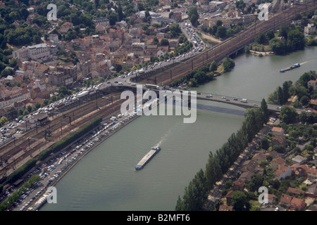 Le chiatte che viaggiano lungo il Fiume Senna a Villeneuve-Saint-Georges, Parigi Foto Stock