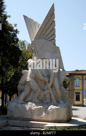 Scultura in piazza Dante a Forte dei Marmi Versilia Lucca Toscana settentrionale costa Italia Europa Foto Stock