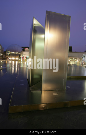 Città di Bristol, Inghilterra. Vista del tramonto del William Pye acqua Aquarena scultura in Bristol's Millennium Square a Harbourside. Foto Stock