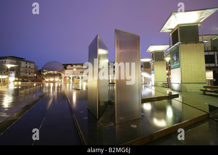 Città di Bristol, Inghilterra. Vista del tramonto del William Pye acqua Aquarena scultura in Bristol's Millennium Square a Harbourside. Foto Stock