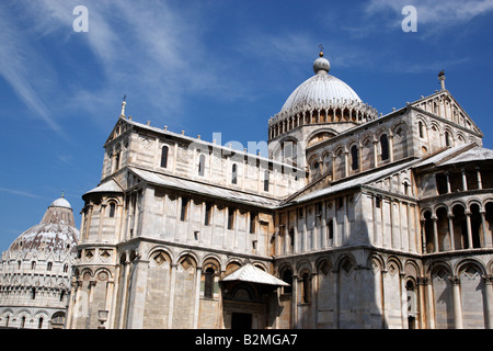 Esterno del duomo con il battistero dietro il campo dei miracoli di pisa toscana italia Europa Foto Stock