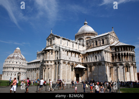 Esterno del duomo con il battistero dietro il campo dei miracoli di pisa toscana italia Europa Foto Stock