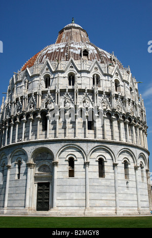 Esterno del battistero campo dei miracoli di pisa toscana italia Europa Foto Stock