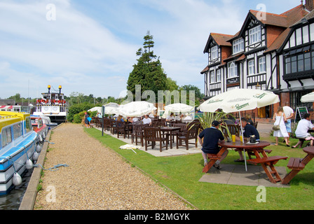 The Swan Inn dal fiume Bure, Horning, Norfolk Broads, Norfolk, Inghilterra, Regno Unito Foto Stock