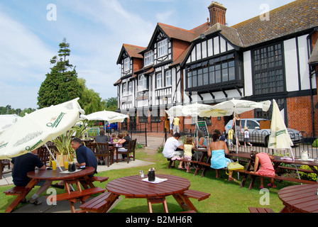The Swan Inn dal fiume Bure, Horning, Norfolk Broads, Norfolk, Inghilterra, Regno Unito Foto Stock