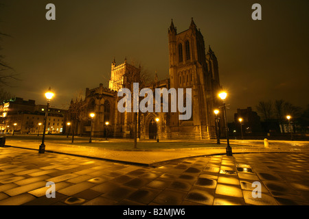 Città di Bristol, Inghilterra. College Green e Cattedrale di Bristol, conosciuta anche come la Chiesa della Santa e indivisa Trinità. Foto Stock
