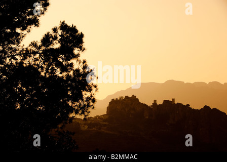 Costa Blanca Spagna Guadaleste o El Castell de Guadalest - sunset silhouette della fortezza di roccia Foto Stock