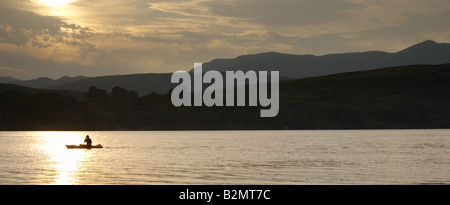 Canoa in tarda serata la luce sul Coniston Water Foto Stock