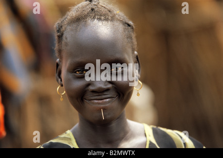 Bel sorriso! Una giovane donna Nuer sorrisi per la fotocamera Foto Stock