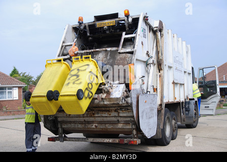 Dustman colllecting spazzatura per le discariche Worthing area Adur West Sussex Foto Stock