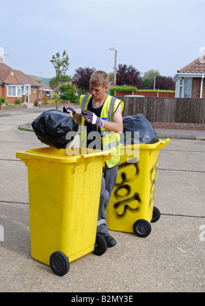 Dustman colllecting spazzatura per le discariche Worthing area Adur West Sussex Foto Stock