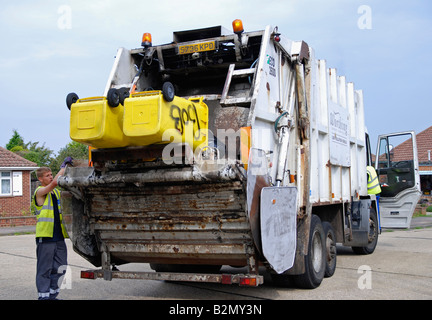 Dustman colllecting spazzatura per le discariche Worthing area Adur West Sussex Foto Stock