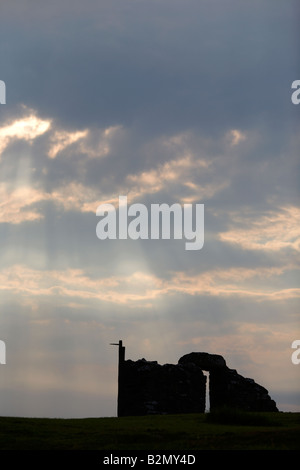 Resti della vecchia chiesa in rovina a nendrum sito monastico di sera si rompe la luce del sole attraverso le nuvole la contea di Down Irlanda del Nord Foto Stock