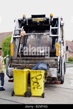 Dustman colllecting spazzatura per le discariche Worthing area Adur West Sussex Foto Stock