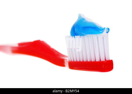 Spazzolino da denti e incollare la messa a fuoco su un dentifricio e la testa della spazzola Foto Stock