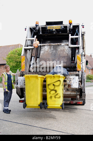 Dustman colllecting spazzatura per le discariche Worthing area Adur West Sussex Foto Stock