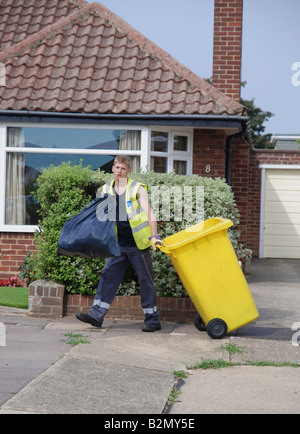 Dustman colllecting spazzatura per le discariche Worthing area Adur West Sussex Foto Stock