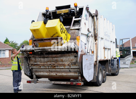 Dustman colllecting spazzatura per le discariche Worthing area Adur West Sussex Foto Stock