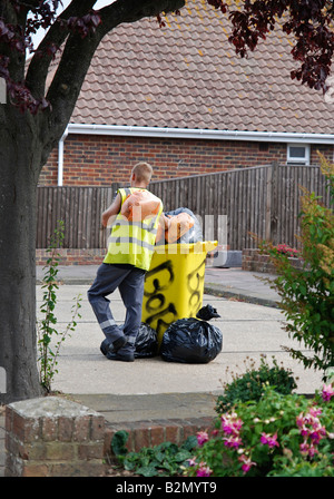 Dustman colllecting spazzatura per le discariche Worthing area Adur West Sussex Foto Stock