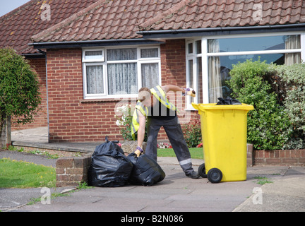 Dustman colllecting spazzatura per le discariche Worthing area Adur West Sussex Foto Stock