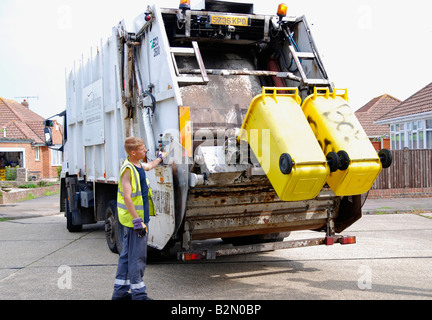 Dustman colllecting spazzatura per le discariche Worthing area Adur West Sussex Foto Stock