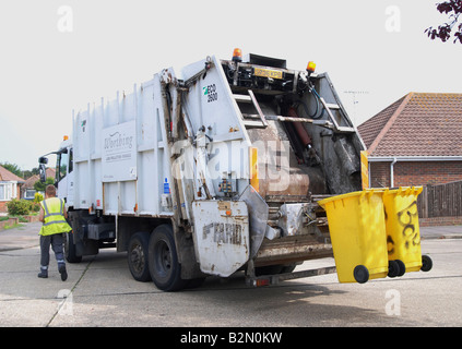 Dustman colllecting spazzatura per le discariche Worthing area Adur West Sussex Foto Stock