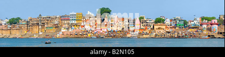 A 4 foto stitch vista panoramica dei ghats lungo il Gange a Varanasi. Foto Stock