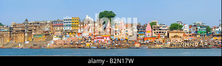 A 3 foto stitch vista panoramica dei ghats lungo il Gange a Varanasi. Foto Stock