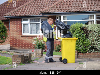 Dustman colllecting spazzatura per le discariche Worthing area Adur West Sussex Foto Stock