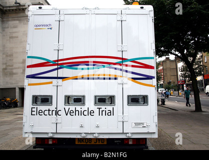 Vista posteriore del furgone elettrico in prova con BT a Londra Foto Stock