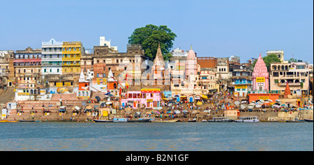 A 2 foto stitch vista panoramica dei ghats lungo il Gange a Varanasi. Foto Stock