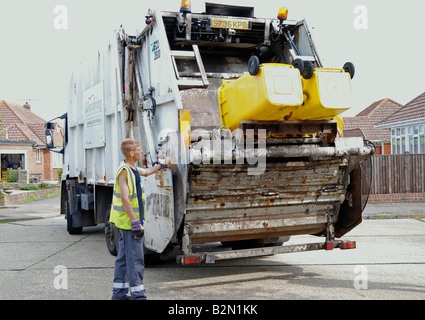 Dustman colllecting spazzatura per le discariche Worthing area Adur West Sussex Foto Stock