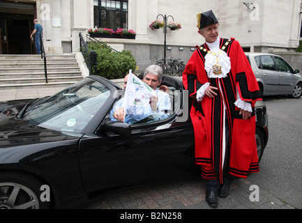 Damon Hill al volante della Tesla vettura sportiva elettrica con Islington sindaco Stefan Kasprzyk Foto Stock